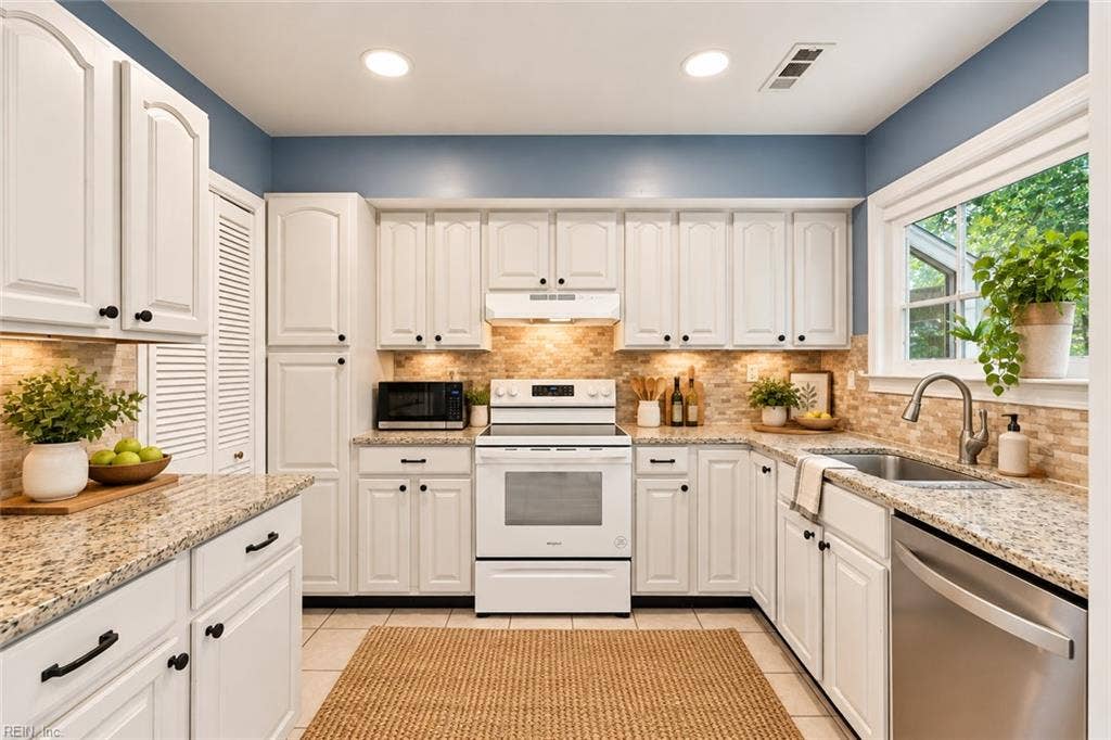 1517 Newport Circle, Virginia Beach, VA 23453 VIRTUALLY STAGED KITCHEN