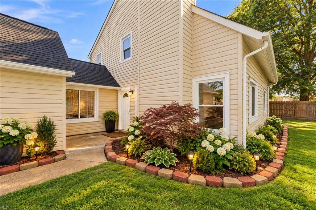 1517 Newport Circle, Virginia Beach, VA 23453 VIRTUALLY LANDSCAPED BEDS & ENTRY