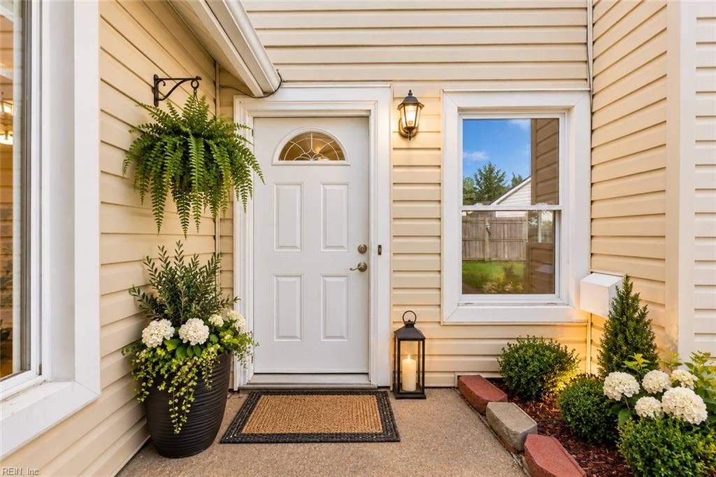 1517 Newport Circle, Virginia Beach, VA 23453 VIRTUALLY STAGED FRONT ENTRY