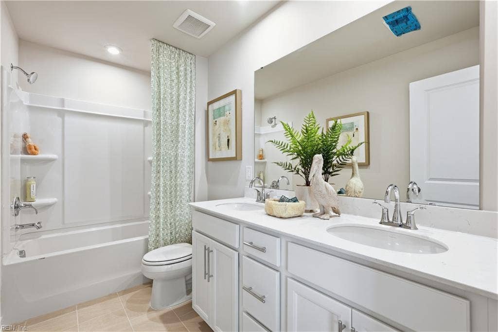 167 Getty Road, River Highlands, Suffolk, VA 23434 *Photo of Similar Decorated Model* Upstairs Hall Bath
