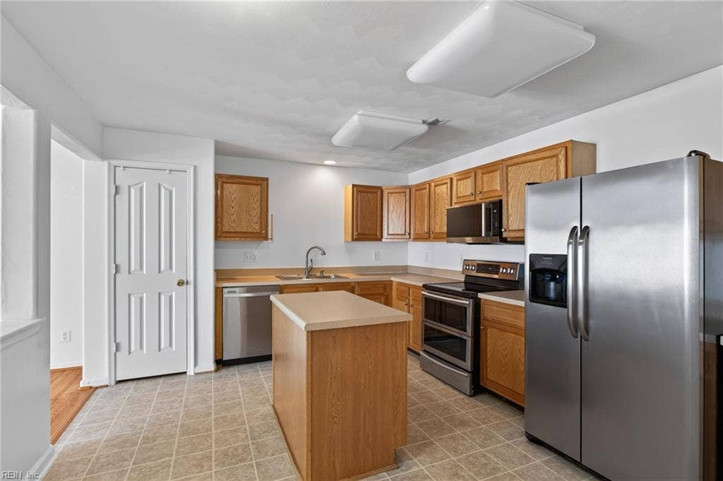 3943 Filbert Way, Carriage Homes @ Towne Sq, Virginia Beach, VA 23462 Large kitchen with stainless steel appliances.