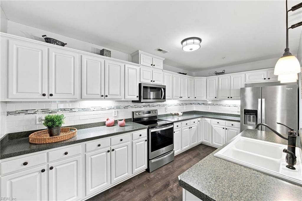 Large Spacious Kitchen