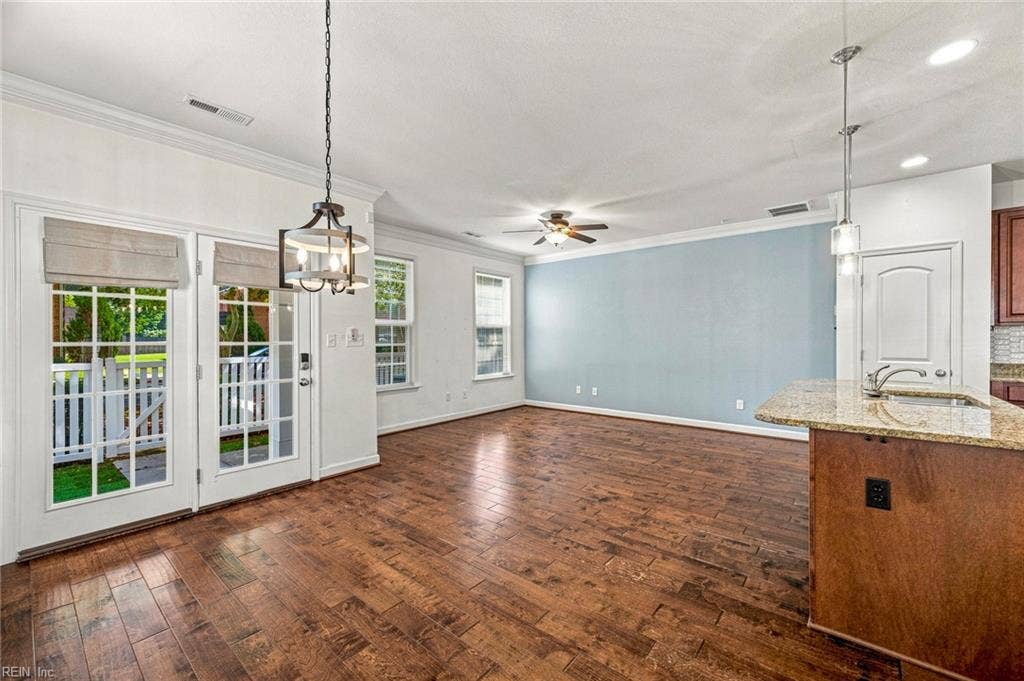 1117 Winsford Lane, Chesapeake, VA 23320 Dining and living space