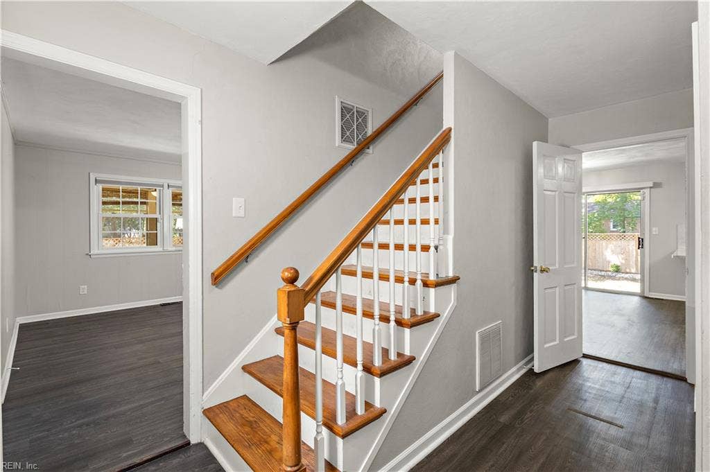 179 Corinthia Drive, Newport News, VA 23608 Foyer