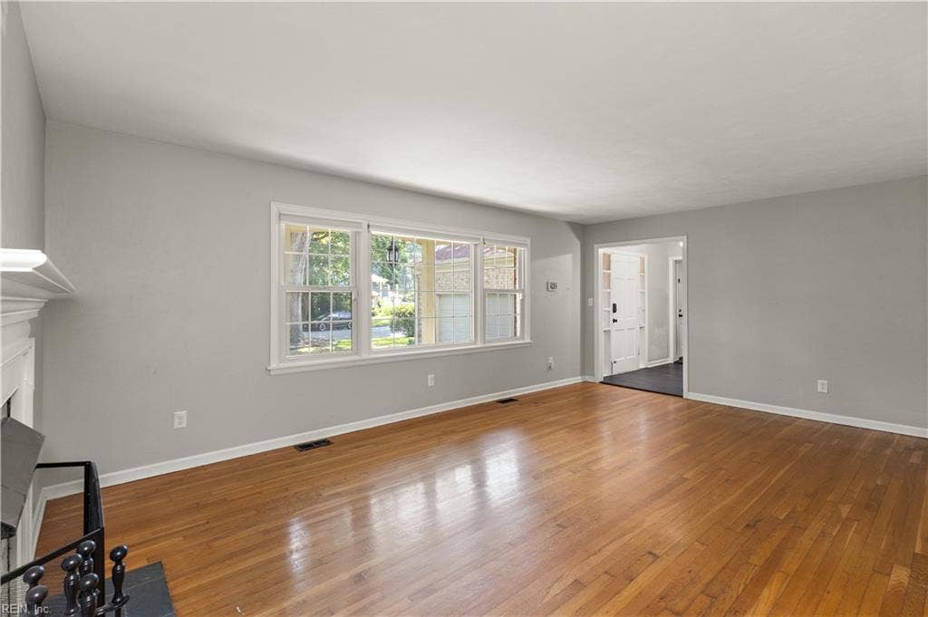 179 Corinthia Drive, Newport News, VA 23608 Living room
