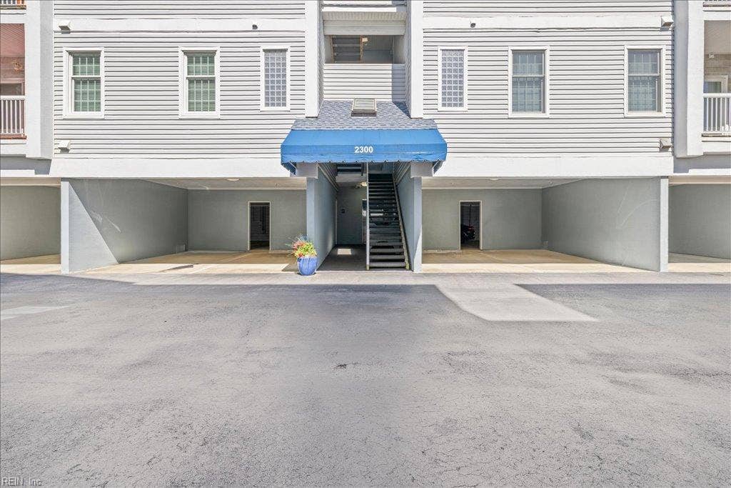 2300 Page Harbor Landing, #304, Virginia Beach, VA 23451 Entry and parking