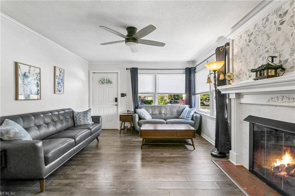 12 Markham Drive, Hampton, VA 23669 Living Room facing street