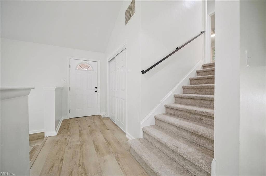 537 Hallmark Drive, Newport News, VA 23606 Foyer