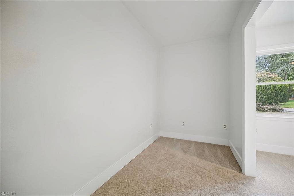537 Hallmark Drive, Newport News, VA 23606 First Floor Bedroom Walk-in Closet