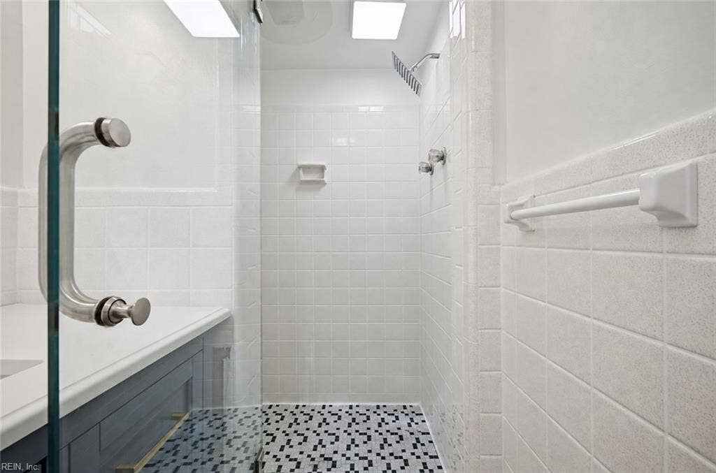 537 Hallmark Drive, Newport News, VA 23606 Primary Bathroom