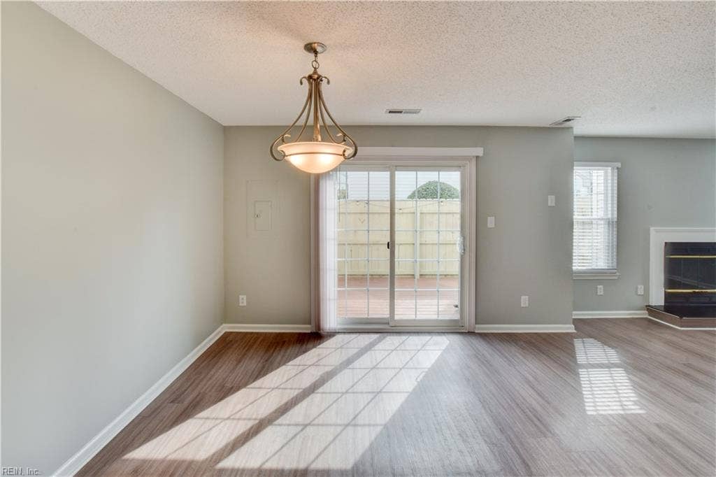 5029 Heathglen Circle, Virginia Beach, VA 23456 5029 Heathglen Circle, Virginia Beach, VA 23456