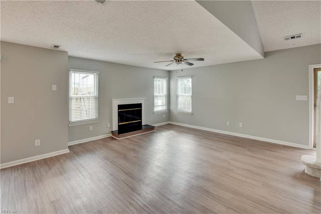 5029 Heathglen Circle, Virginia Beach, VA 23456 5029 Heathglen Circle, Virginia Beach, VA 23456