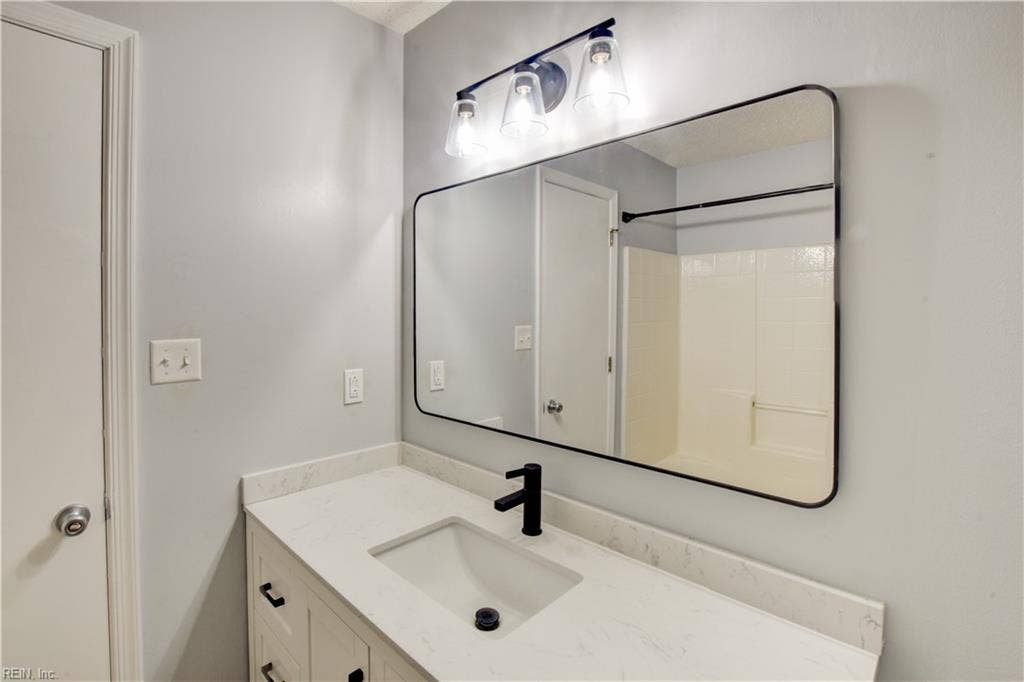 5029 Heathglen Circle, Virginia Beach, VA 23456 5029 Heathglen Circle, Virginia Beach, VA 23456