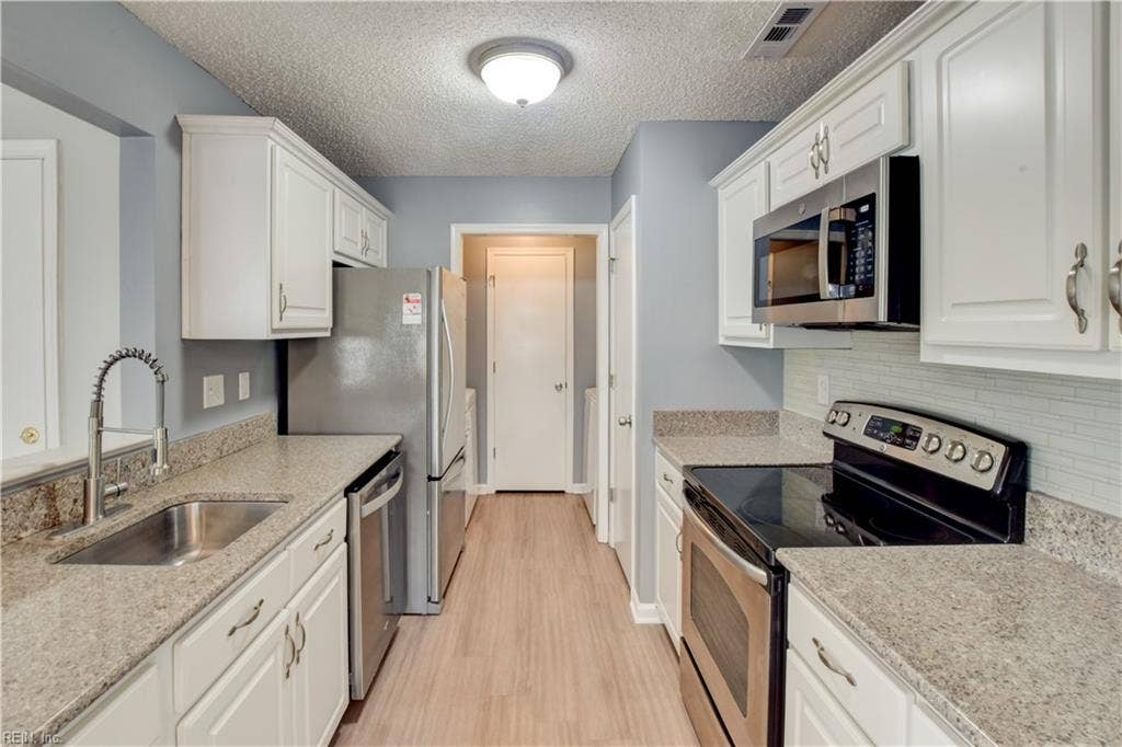 5029 Heathglen Circle, Virginia Beach, VA 23456 5029 Heathglen Circle, Virginia Beach, VA 23456