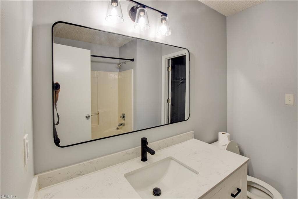5029 Heathglen Circle, Virginia Beach, VA 23456 5029 Heathglen Circle, Virginia Beach, VA 23456