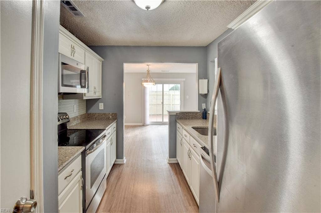5029 Heathglen Circle, Virginia Beach, VA 23456 5029 Heathglen Circle, Virginia Beach, VA 23456