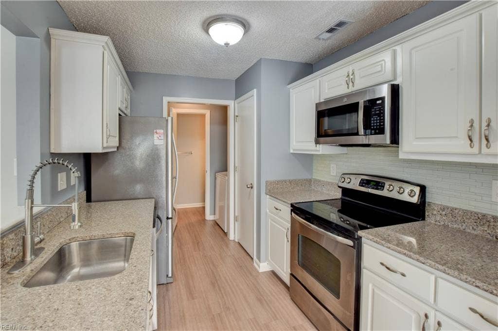 5029 Heathglen Circle, Virginia Beach, VA 23456 5029 Heathglen Circle, Virginia Beach, VA 23456