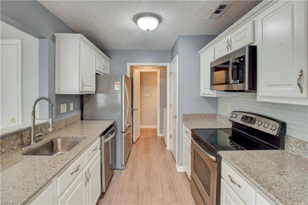 5029 Heathglen Circle, Virginia Beach, VA 23456 5029 Heathglen Circle, Virginia Beach, VA 23456