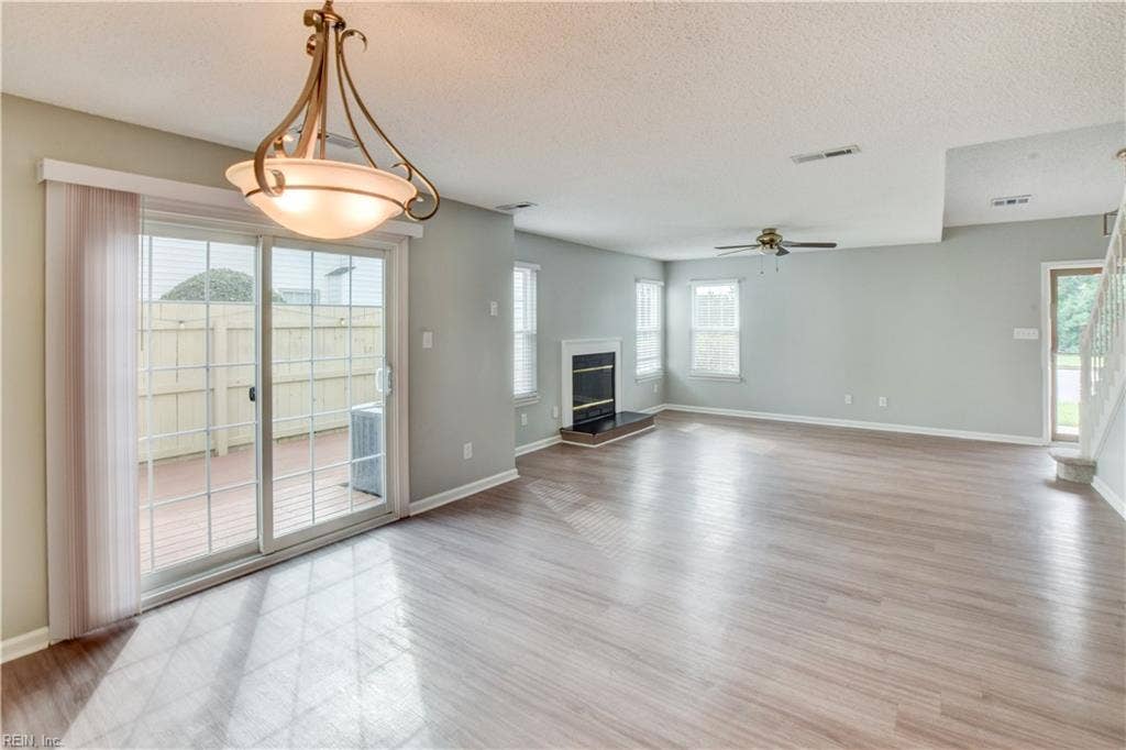 5029 Heathglen Circle, Virginia Beach, VA 23456 5029 Heathglen Circle, Virginia Beach, VA 23456