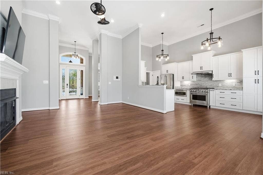 613 Mcrowland Way, Vance Level, Chesapeake, VA 23320 Beautiful living room with cathedral ceilings!