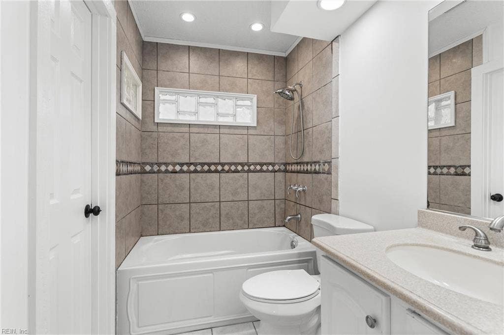 Upstairs full bath with a luxurious soaker tub.