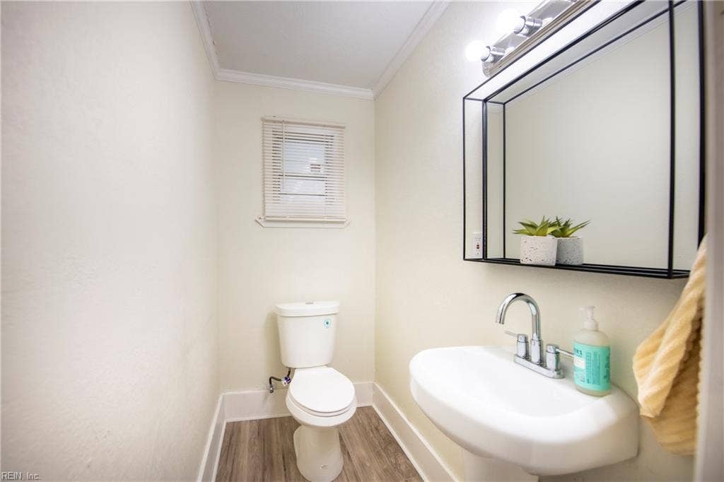 1049 Norwich Ave Avenue, Virginia Beach, VA 23455 Half Bath off of Living Room