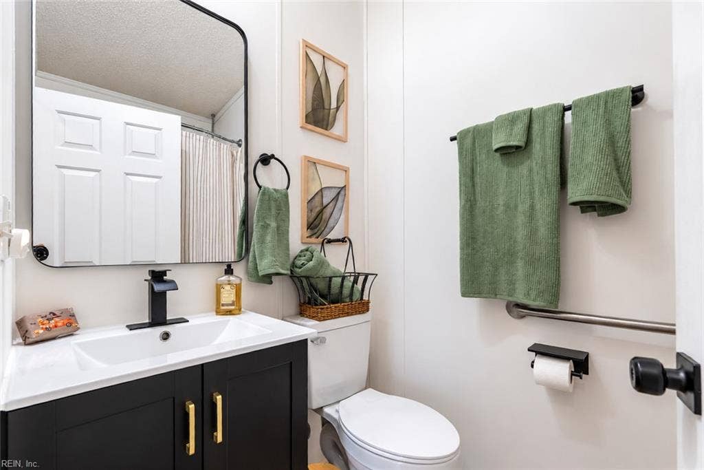 2nd full bathroom with tub/shower