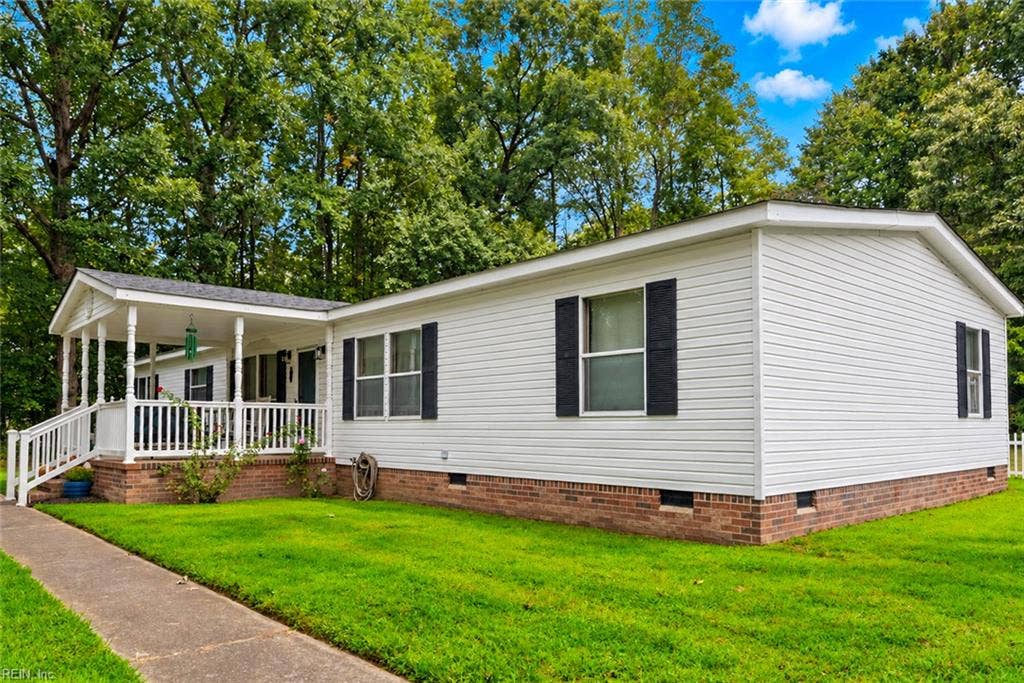 Nice sized covered front porch - Welcome Home!