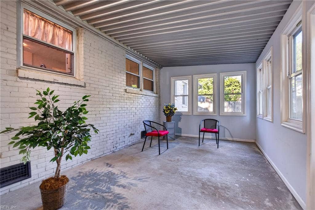 Sunroom located off of the family room. 14.10ft x 10.10ft