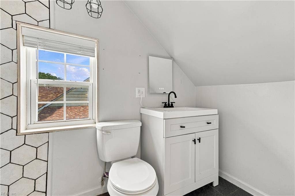 3452 W Bonner Drive, Norfolk, VA 23513 Primary bathroom