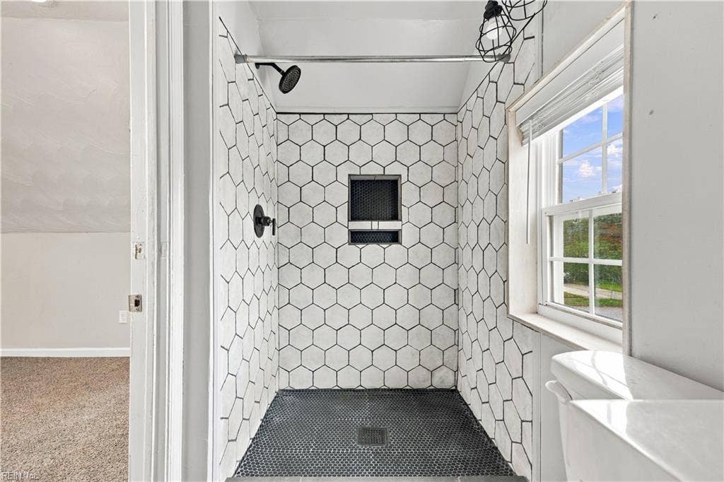 3452 W Bonner Drive, Norfolk, VA 23513 Primary bathroom