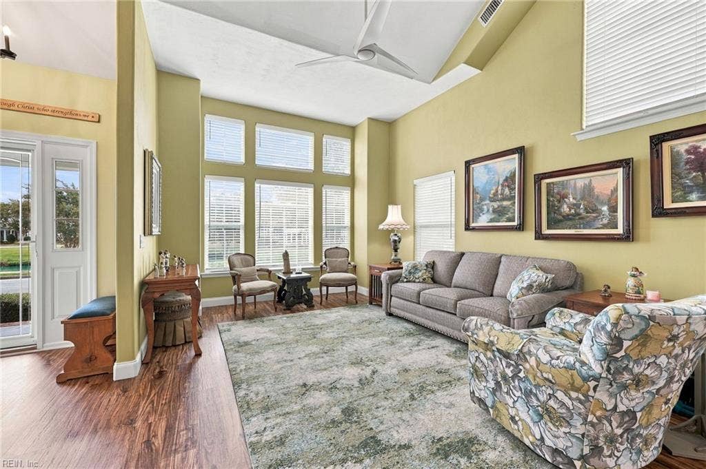 5580 Arboretum Avenue, Virginia Beach, VA 23455 Tons natural light in the living room