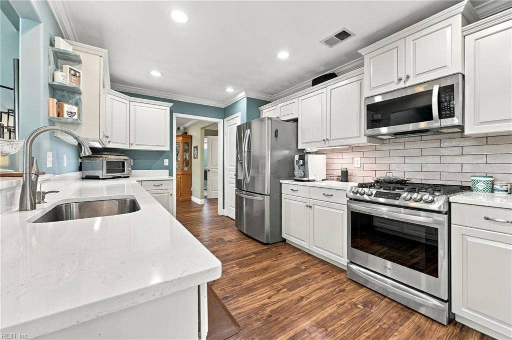 5580 Arboretum Avenue, Virginia Beach, VA 23455 Kitchen has quartz countertops!