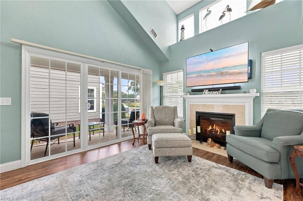 5580 Arboretum Avenue, Virginia Beach, VA 23455 Vaulted ceilings in family room