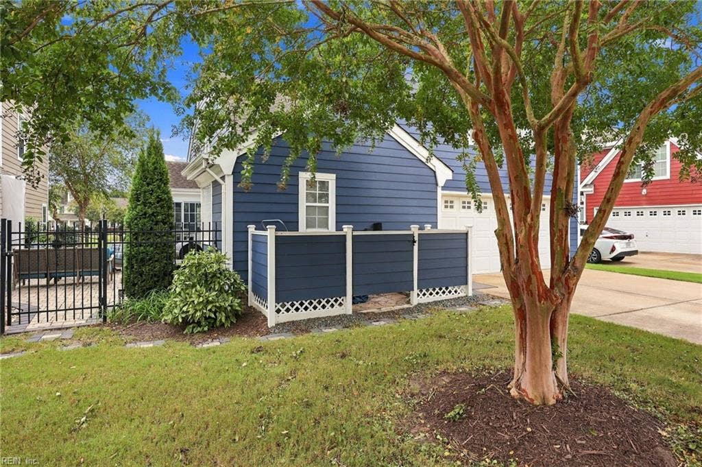 5580 Arboretum Avenue, Virginia Beach, VA 23455 Garbage can enclosure