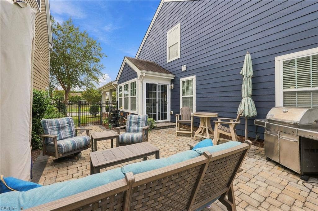 5580 Arboretum Avenue, Virginia Beach, VA 23455 Paver patio with permanent umbrella