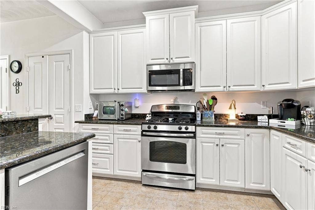 5428 Season Lane, Sajo Farm, Virginia Beach, VA 23455 SS appliances