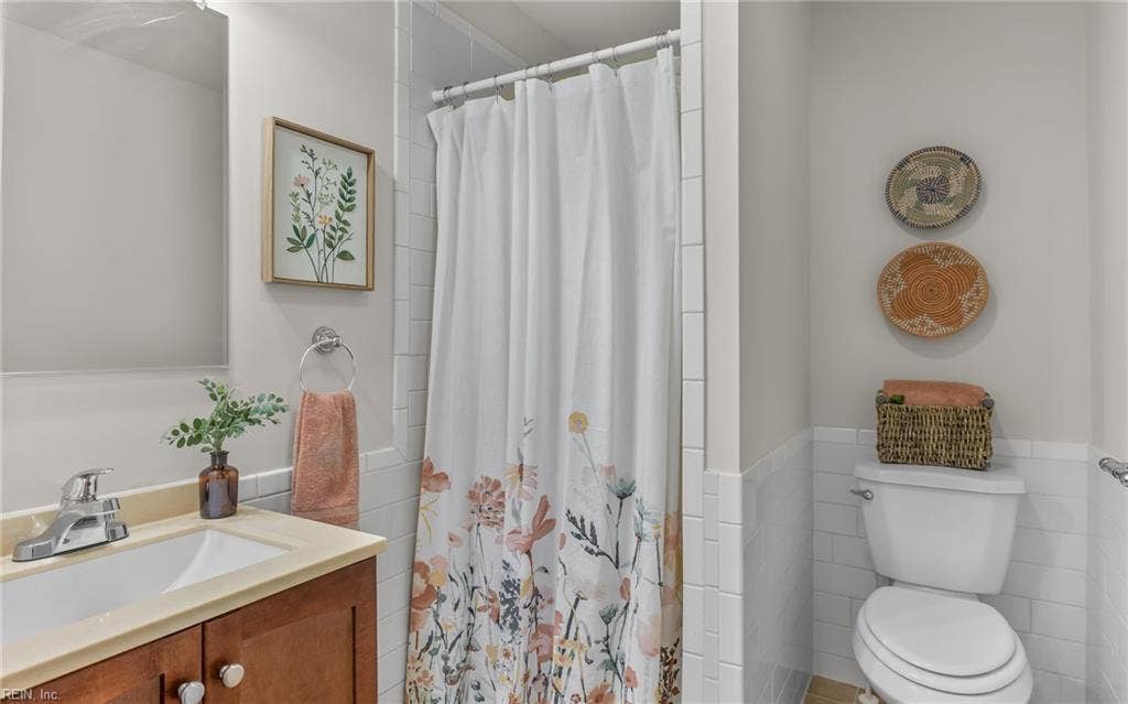 317 George Washington Highway S, Chesapeake, VA 23323 A full first-floor bath supports the home’s flexible layout and includes a tiled tub/shower surround.