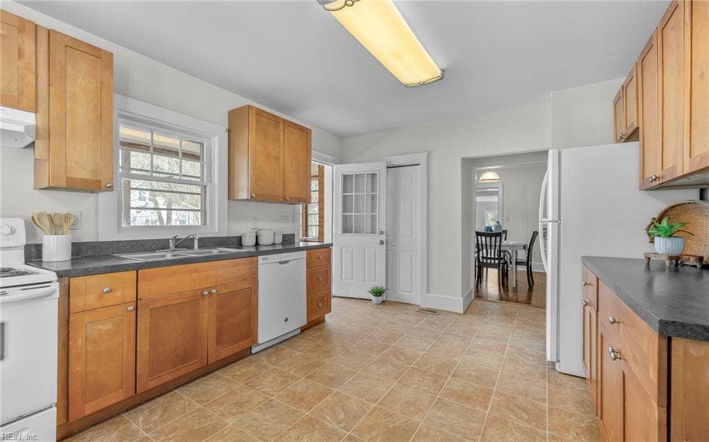 317 George Washington Highway S, Chesapeake, VA 23323 The kitchen has a practical layout with connection to the dining and utility spaces.