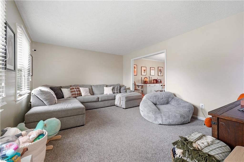 324 Lakeland Drive, Hampton, VA 23669 Living Room