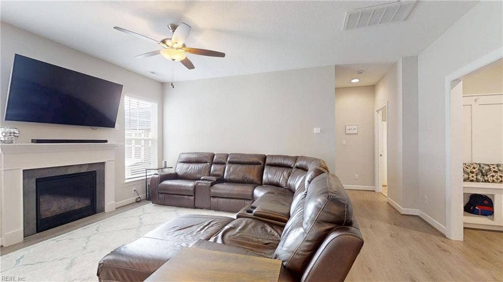 129 Manor Drive, Carrollton, VA 23314 Living room