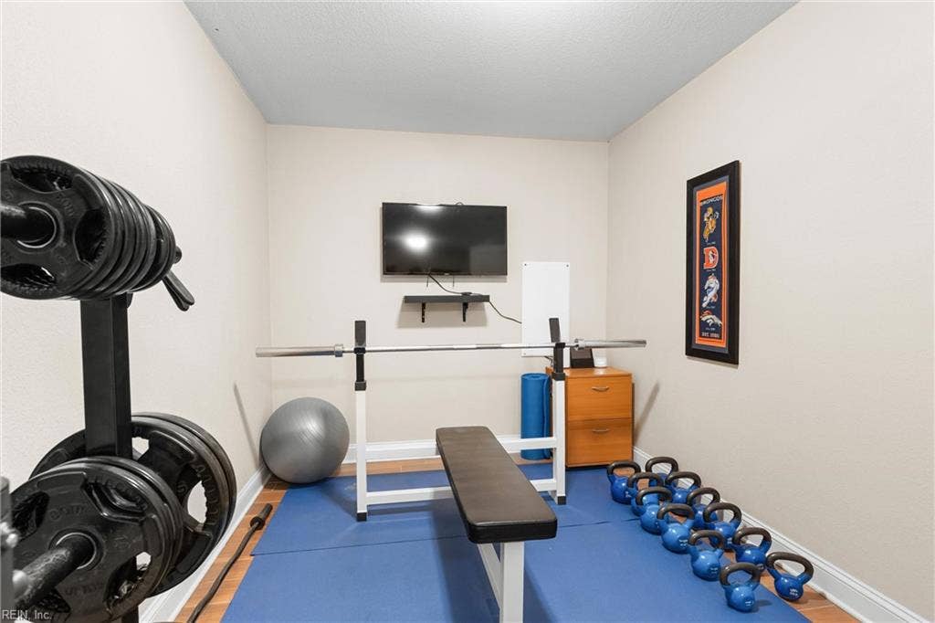 2309 Valle Rio Way, Virginia Beach, VA 23456 Make this additional room your workout space, creative studio, or dedicated office.