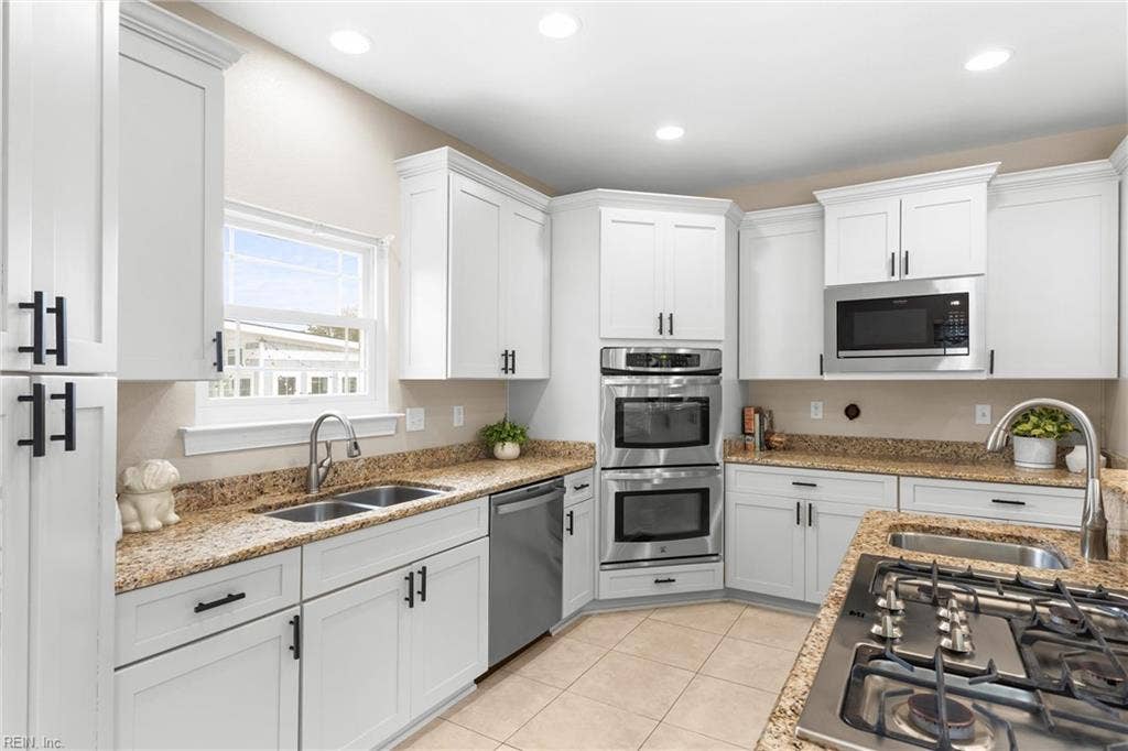 2309 Valle Rio Way, Virginia Beach, VA 23456 A separate gas cooktop and electric wall ovens complement granite work surfaces and refreshed cabinetry.