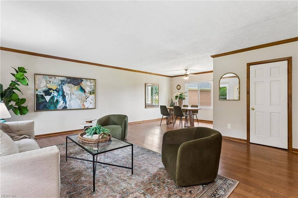 LARGE LIVING ROOM WITH DINING ROOM COMBINATION