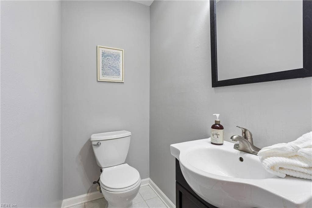 HALF BATH NEAR RAMILY ROOM