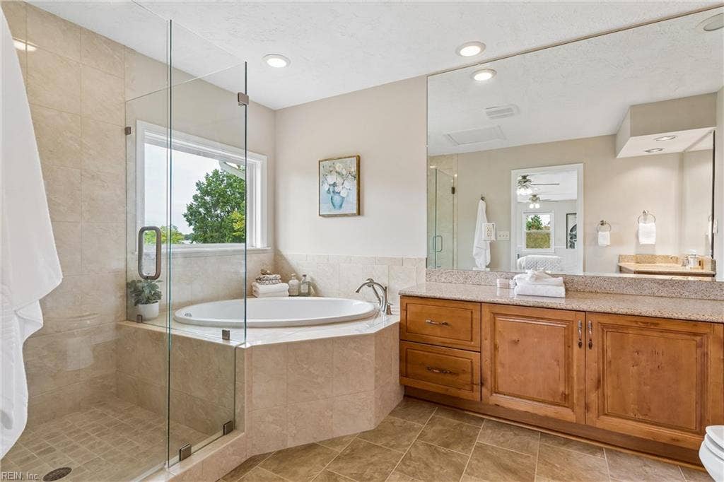 PRIMARY BEDROOM BATHROOM