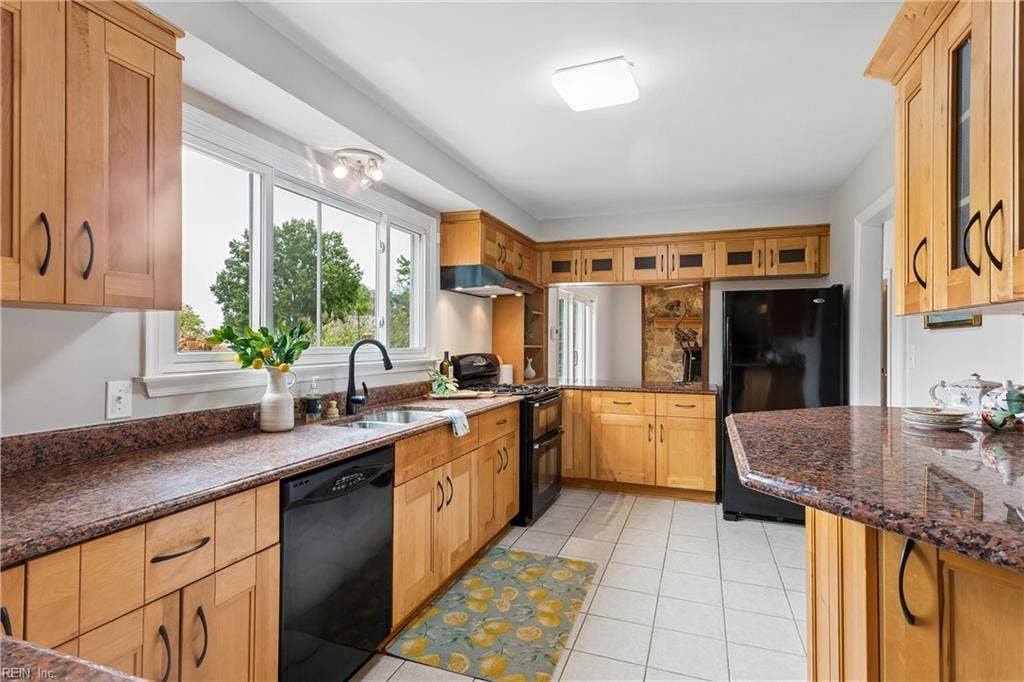 SPACIOUS KITCHEN