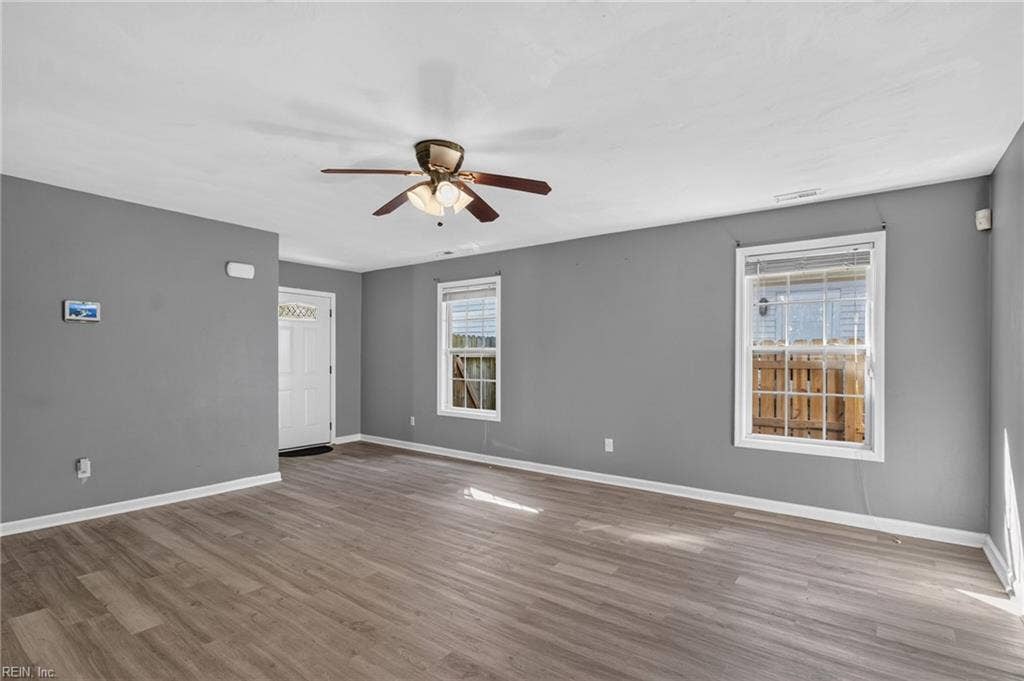 3115 SAINT MIHIEL Avenue, Lafayette Annex, Norfolk, VA 23509 entry area into spacious living room