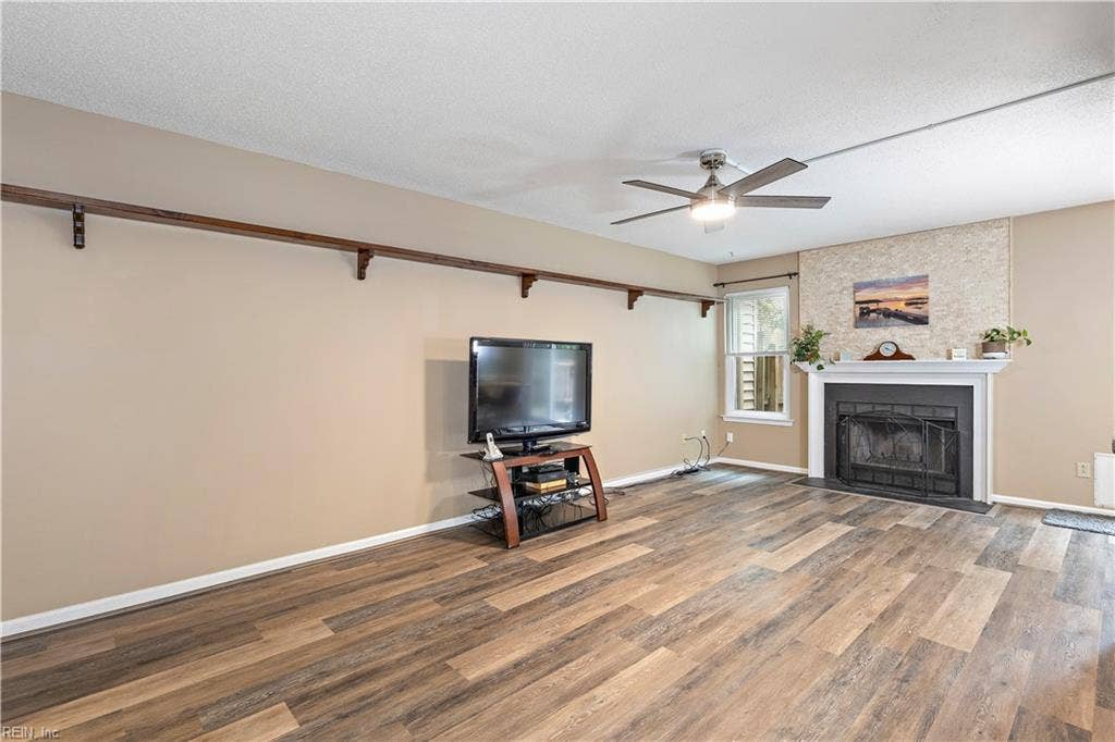 3964 Roebling Lane, Virginia Beach, VA 23452 Fireplace in good working condition