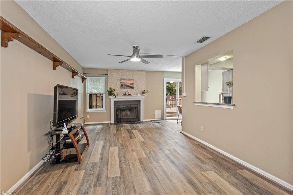3964 Roebling Lane, Virginia Beach, VA 23452 Living room